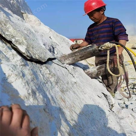 愚公斧公路建设石头劈裂机  分裂坚硬岩石设备  液压大型开山机